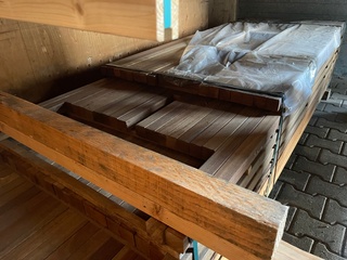 Ca. 150x Guyana Teak Palen Geschaafd, 45x45mm, lengte 16/185cm, 15/215